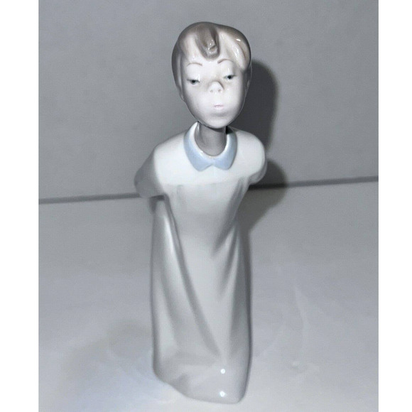 Vintage Lladro Boy In Nightgown Boy Kissing Figurine Spain #4869 - Retired - Picture 1 of 9